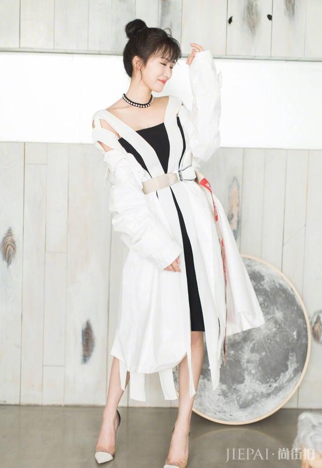 李念的造型师是超市大妈？白色裙子像纸巾连成的