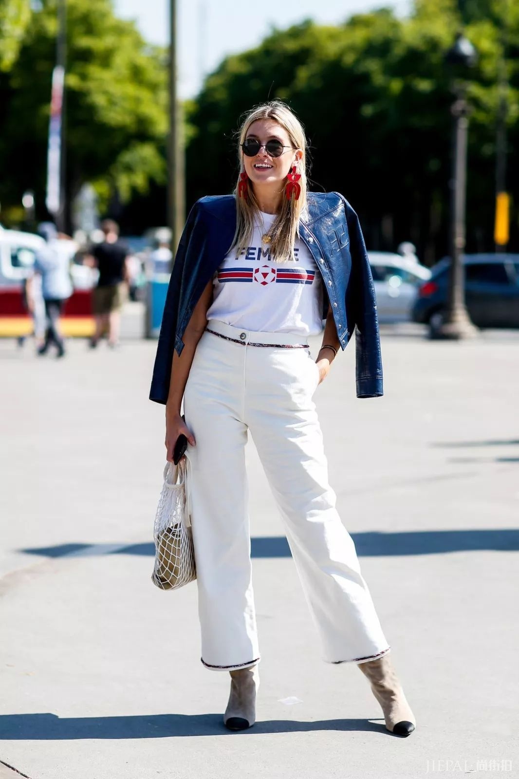 2018秋冬,外套里面穿这四件上衣就够了!