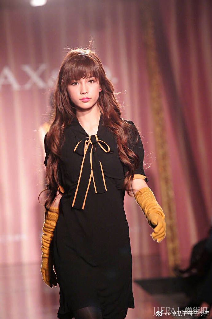 Angelababy十年前走秀照片曝光，网友：那个时候更像混血