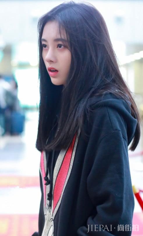 鞠婧祎把卫衣当连衣裙穿，人美怎么搭配都好看！