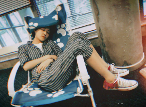 蒋依依的侧面笑容照像极了热巴!不管穿什么,笑容依旧是亮点