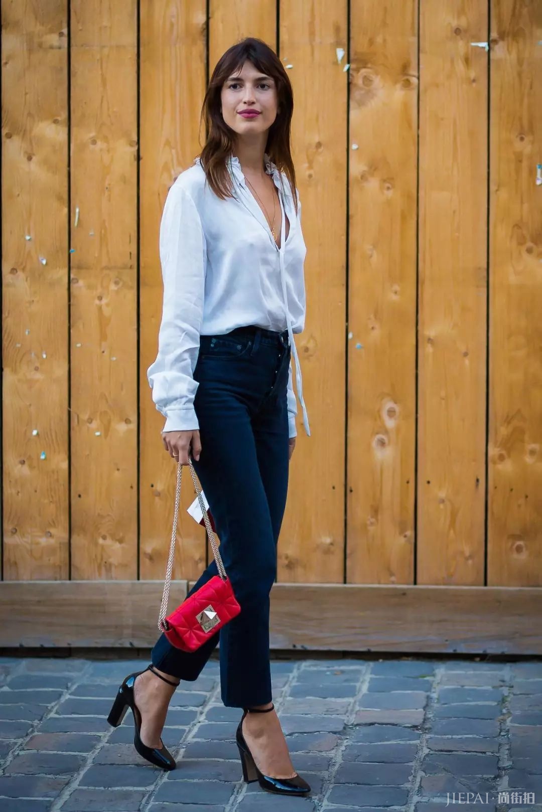 复古风的V领短袖衬衫，时髦又浪漫