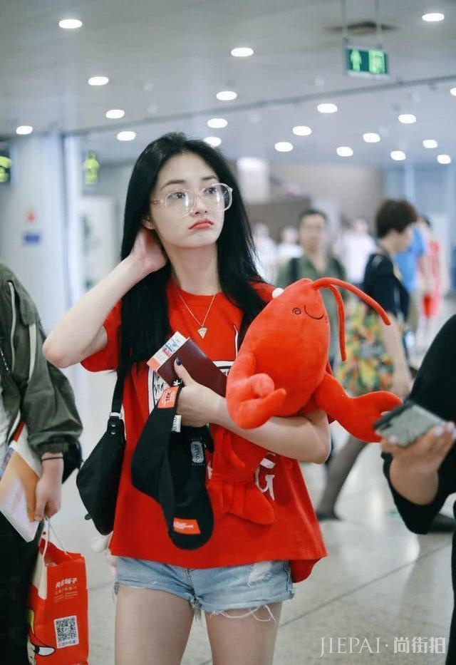 周洁琼裤裆紧成“倒三角”,大腿上还缀着很多线头,T恤都遮不住