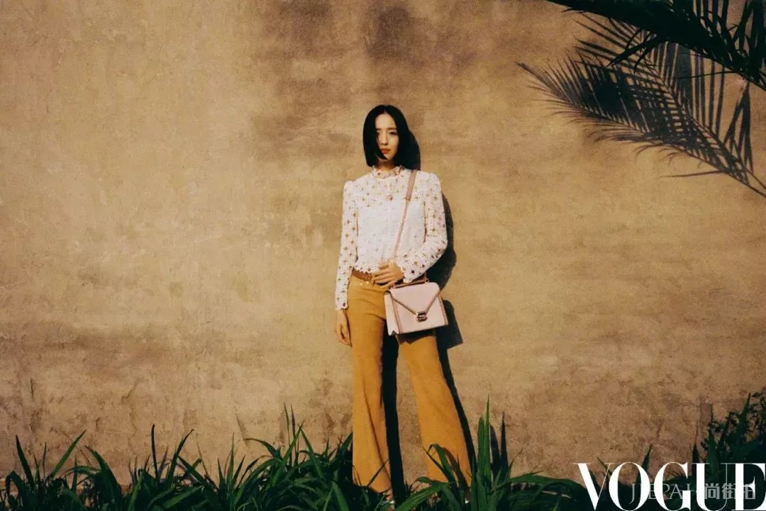 温暖、优雅又亮眼！佟丽娅穿它气质升级，也太惊艳了吧？！