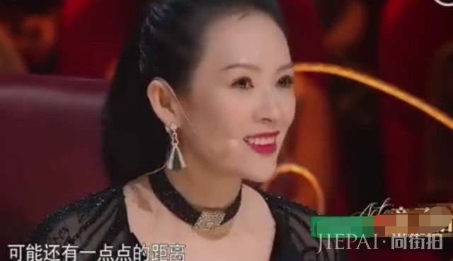 章子怡评价张馨予婚后首秀:生活中终于拨云见日