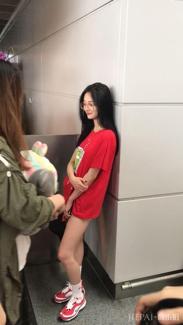 周洁琼裤裆紧成“倒三角”,大腿上还缀着很多线头,T恤都遮不住