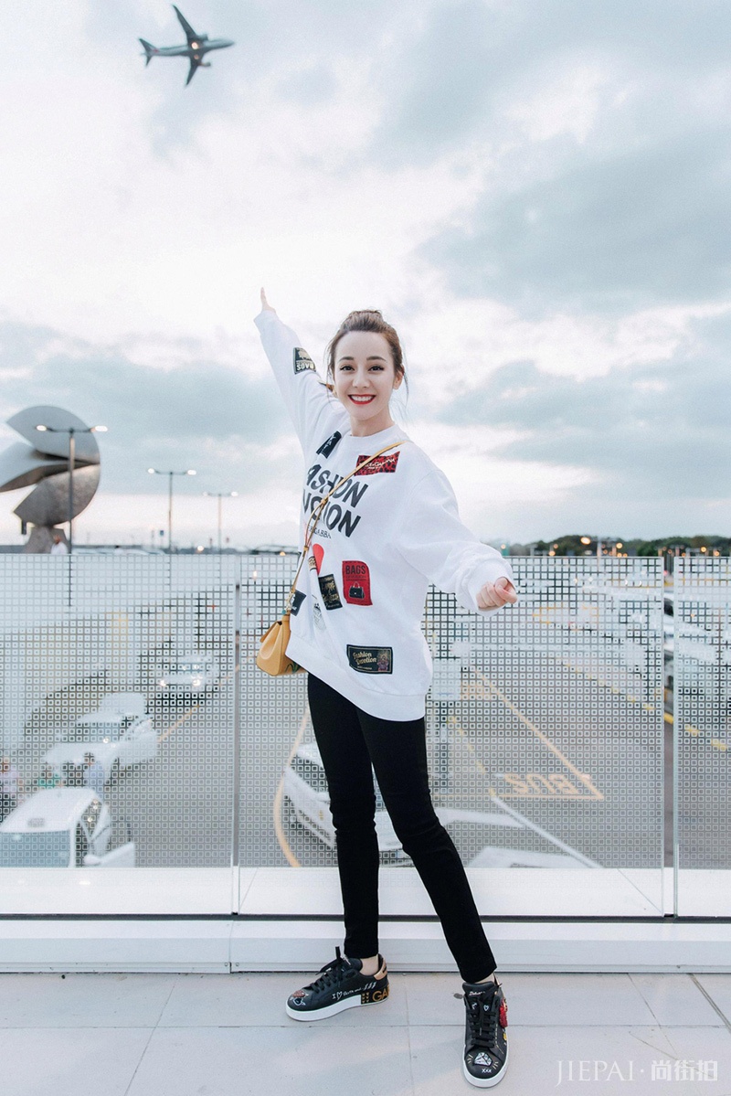 热巴时装周返程 托腮做鬼脸变活泼软萌少女