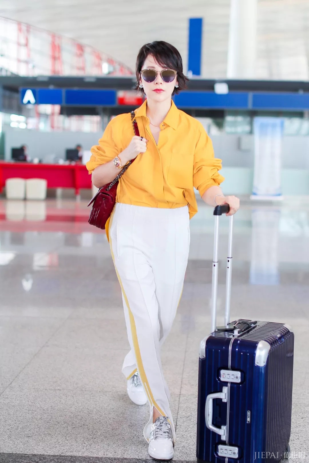 明星机场街拍 穿衣像吴宣仪张韶涵这样最酷!
