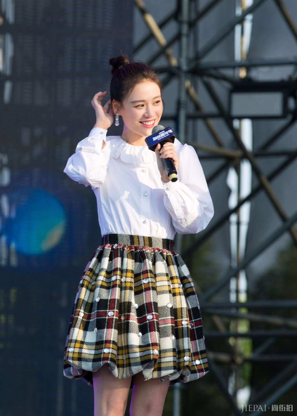 马思纯真是性感，裙子深V衣领还要往两边扯，胸前雪白让人舔屏！