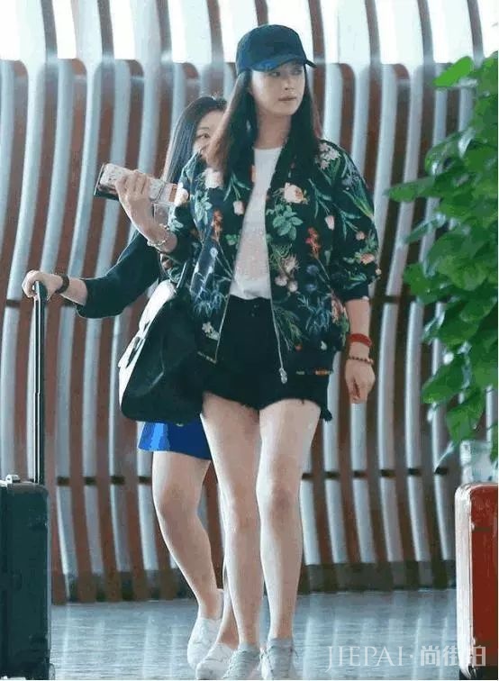 蒋欣近期机场街拍，不追求骨感美，穿着自信舒服！