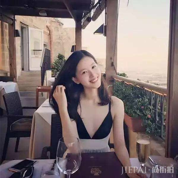 奶茶妹妹章泽天穿衣真的挺时尚,各种款式设计穿这个女生身上真美