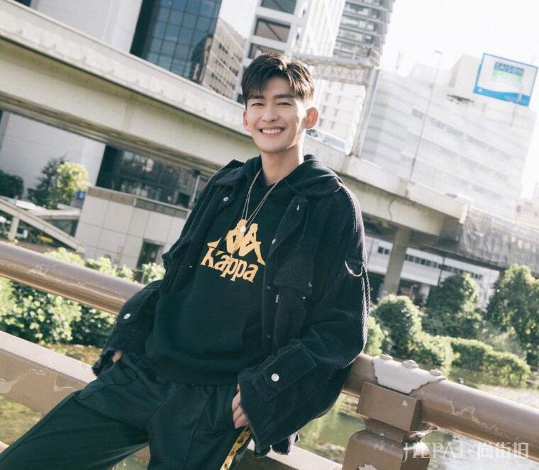 张翰分手后风格差太多 穿运动装清新帅气