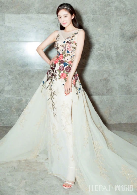 杨幂脚踩10cm“银针”现身,这么细不怕卡在地板里?