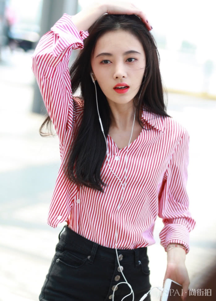 鞠婧祎太瘦了，用5个扣子还掉裤子，撩头发最迷人！