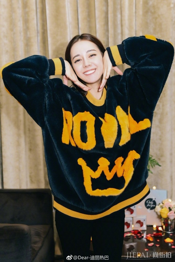 迪丽热巴喜提5000W粉 为粉丝门送上一波九宫格,很萌很可爱