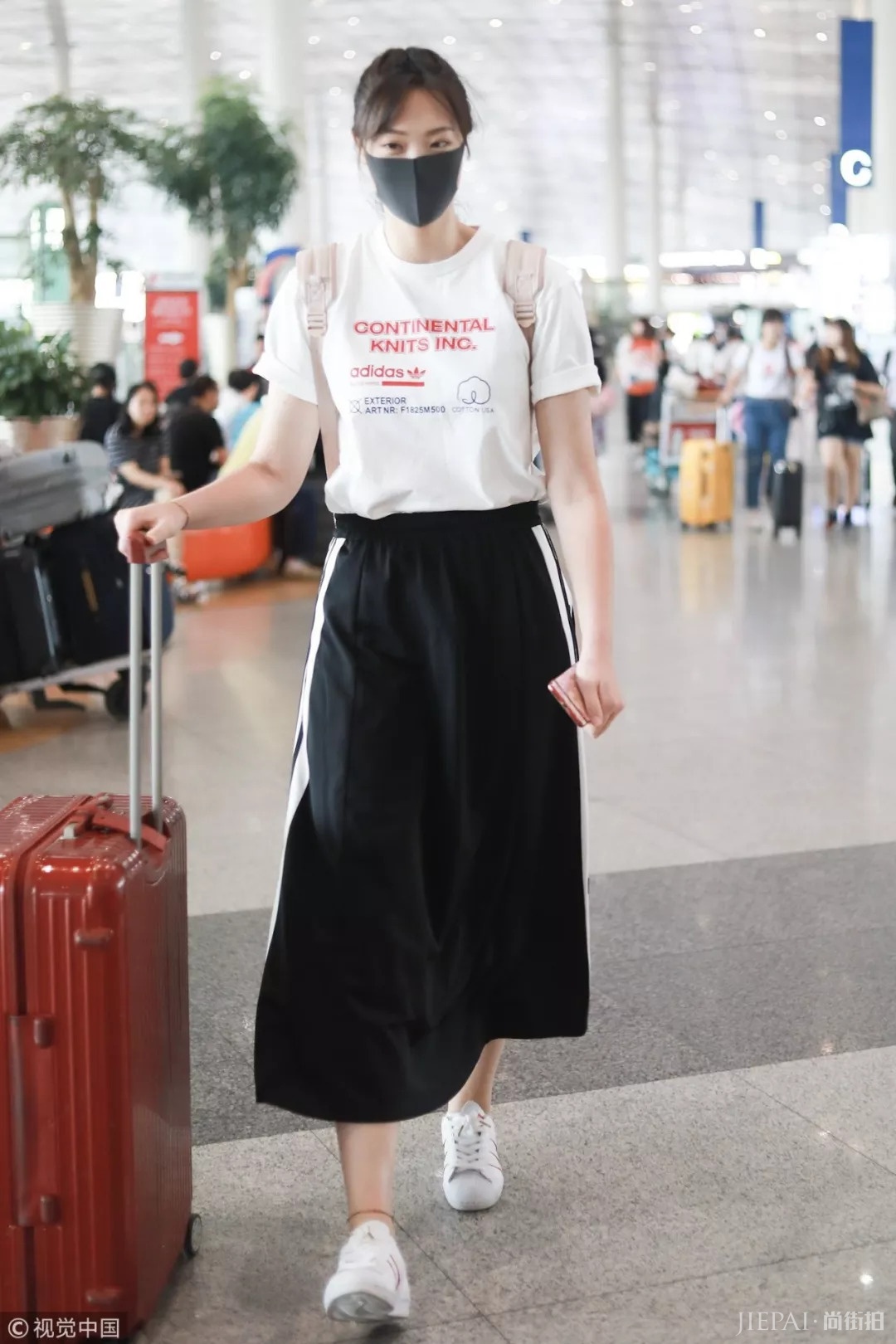 明星机场街拍 穿衣像吴宣仪张韶涵这样最酷!