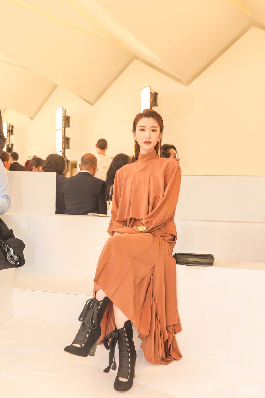 毛晓彤穿衣风格越来越多变了！帅气长裙看秀，被她的御姐范撩到了