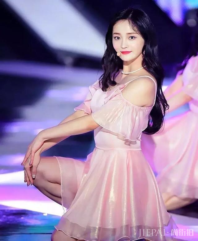 周洁琼裤裆紧成“倒三角”,大腿上还缀着很多线头,T恤都遮不住