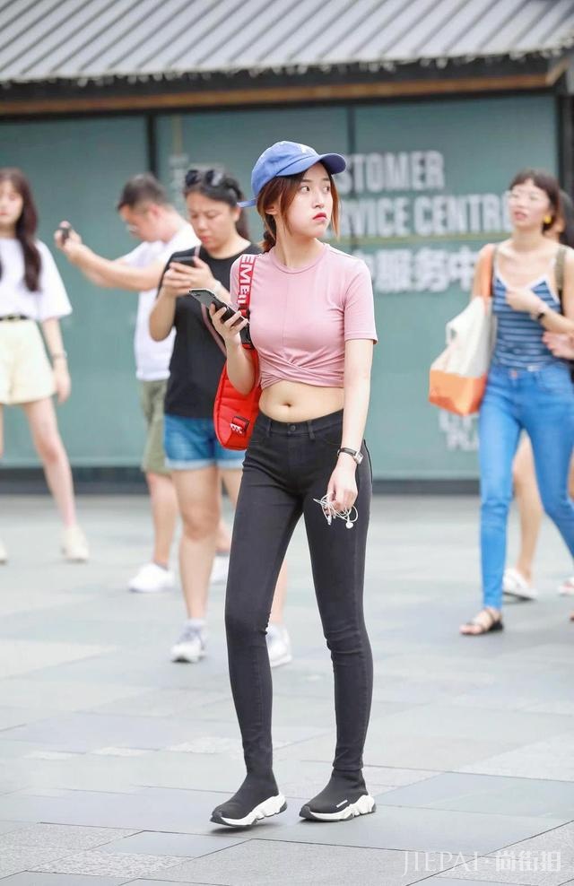 国内街拍:窈窕可人匀称的美女，靓丽青春很有画面感!