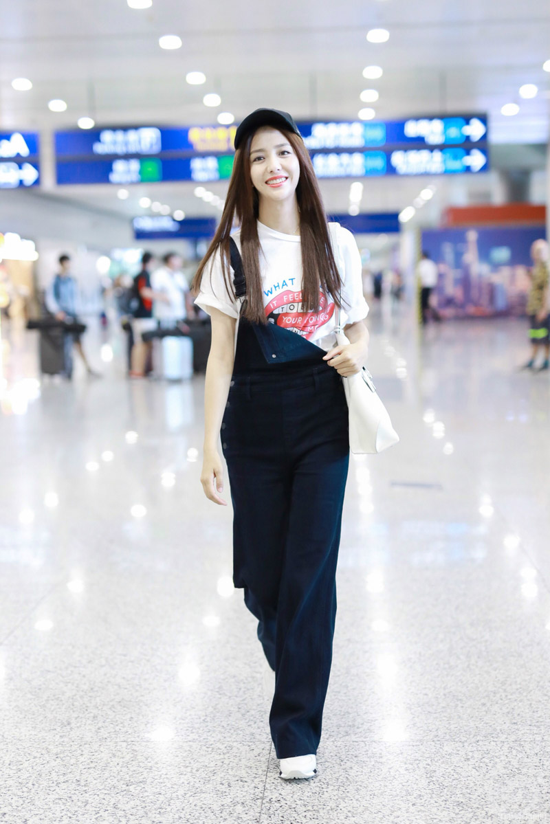 佟丽娅街拍 穿背带裤居然不系肩带，网友：幸亏胯够宽