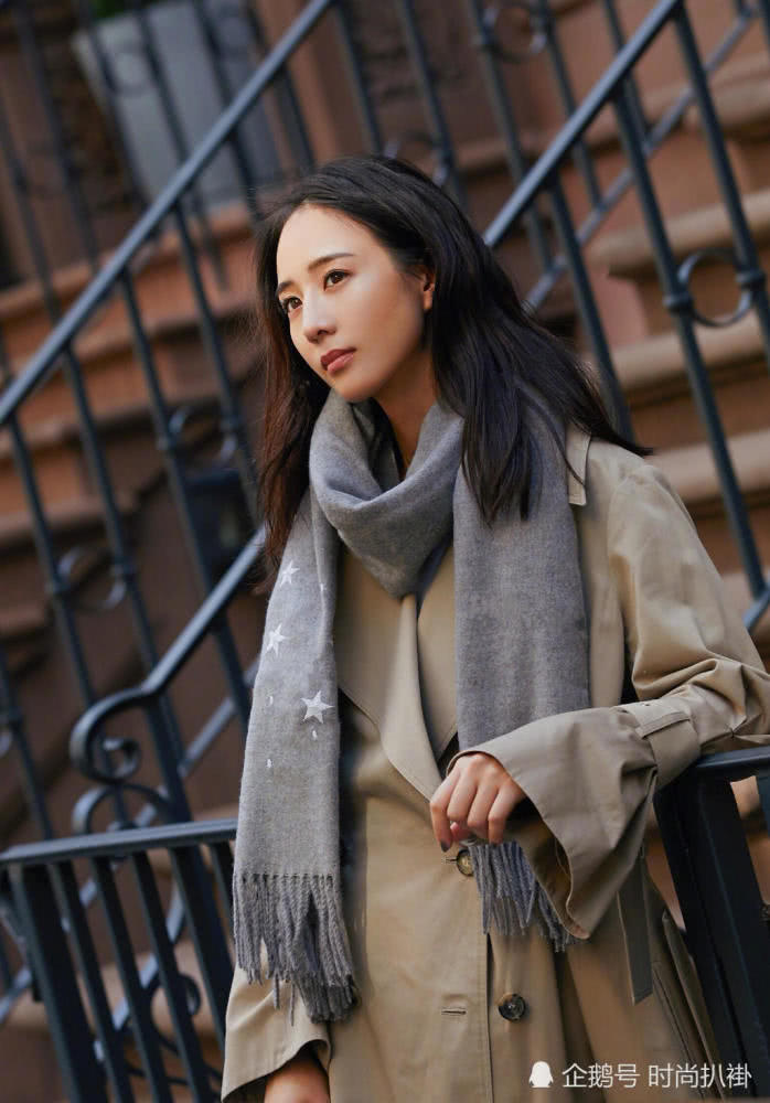 36岁张钧甯穿风衣街头照,遮肉又减龄,气质太好了