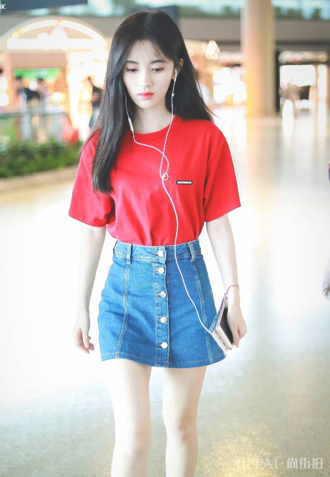 鞠婧祎太瘦了，用5个扣子还掉裤子，撩头发最迷人！