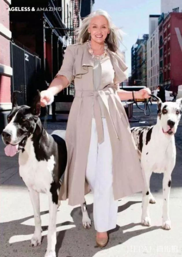 49岁才出道的超模 | 美人迟暮才是最高级的性感