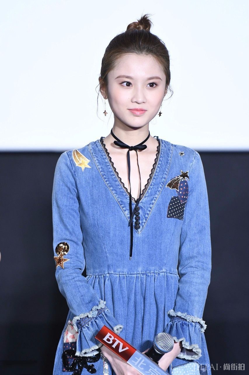 “谋女郎”张慧雯现身机场,早秋卡通毛衣,穿的有点多啊