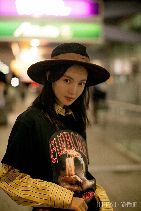 金晨纽约看秀归国 机场街拍变身摩登酷girl