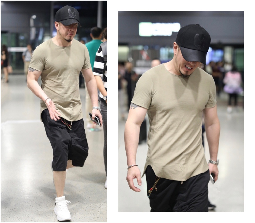 46岁杨坤竟身穿简约私服玩街拍，胸肌实在太抢眼