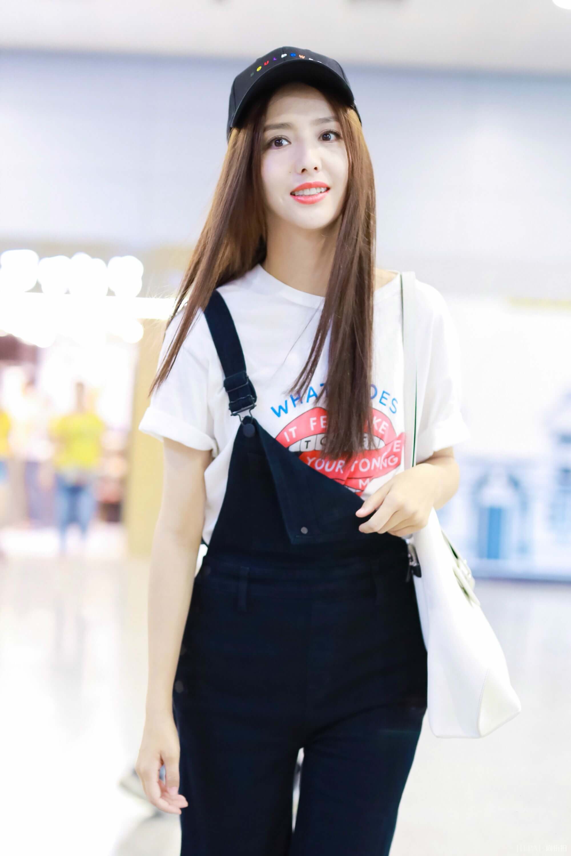 佟丽娅街拍 穿背带裤居然不系肩带，网友：幸亏胯够宽