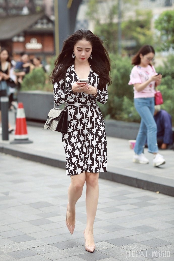 国内街拍 身材高挑的美女群芳斗艳
