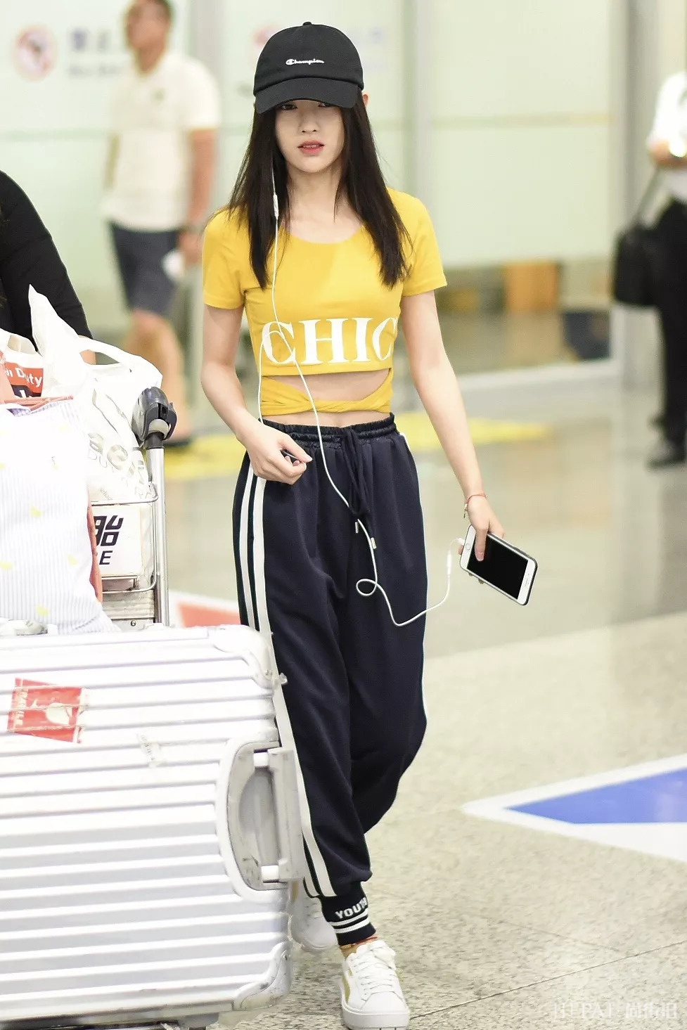 明星机场街拍 穿衣像吴宣仪张韶涵这样最酷!