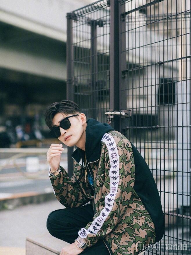 张翰分手后风格差太多 穿运动装清新帅气