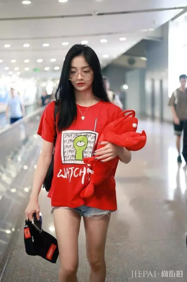 周洁琼裤裆紧成“倒三角”,大腿上还缀着很多线头,T恤都遮不住