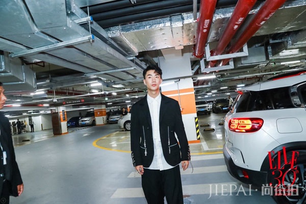 ELLE三十周年星光闪耀 “小狐狸”李燊正装帅气亮相