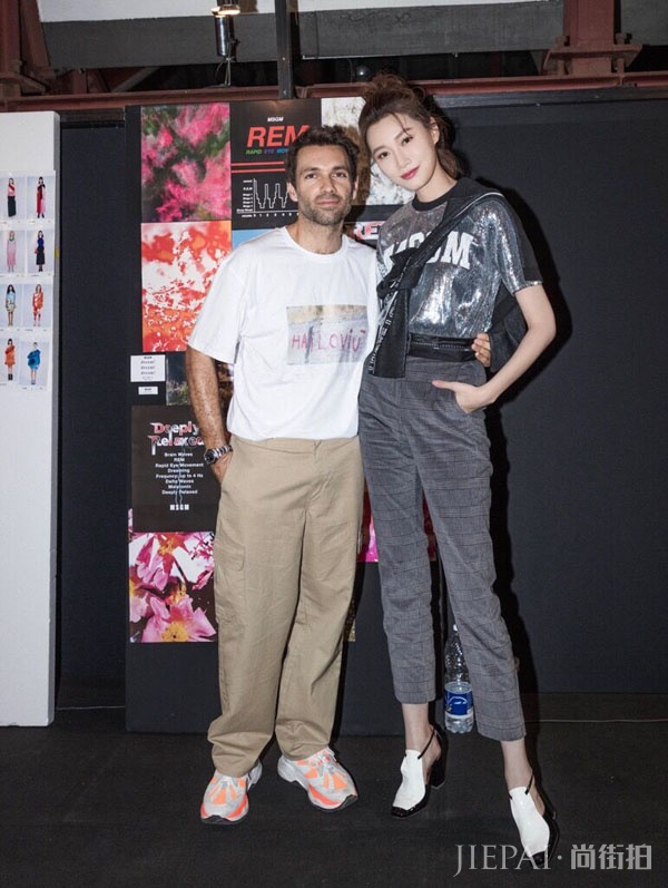 李斯羽受邀米兰看秀 亮片T恤西装裤解锁复古风情