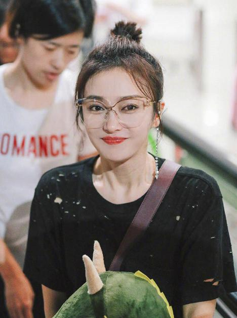 我们喜爱的秦岚又来了!最新的机场街拍把37岁的她捯饬成了高中生