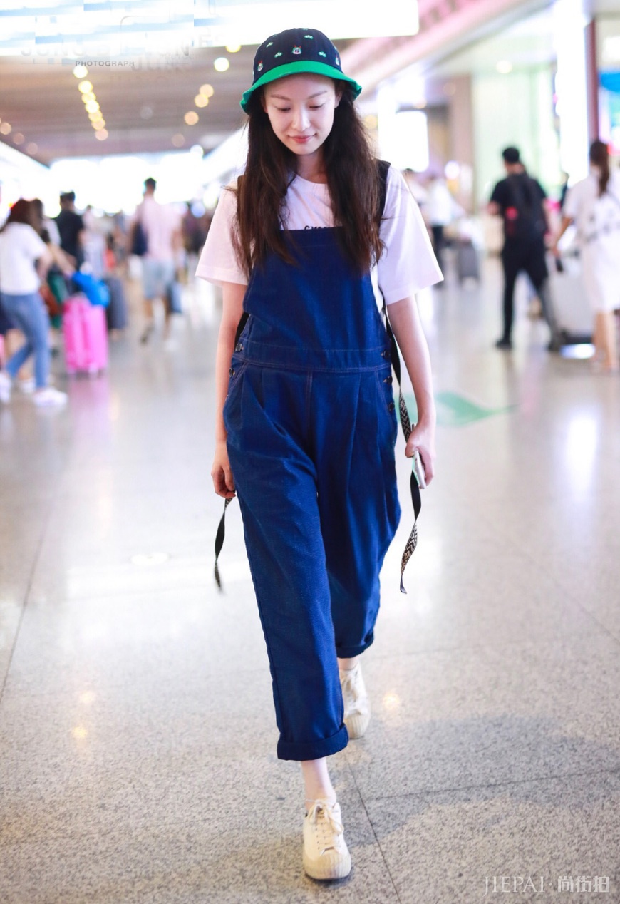 倪妮街拍换风格了?背带裤穿得太俏皮了,搭配双肩包清甜似学生!