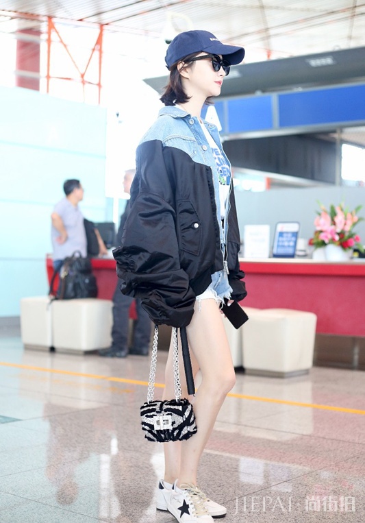 景甜“下半身失踪”秀大长腿 身材丰满有致，此时全场焦点