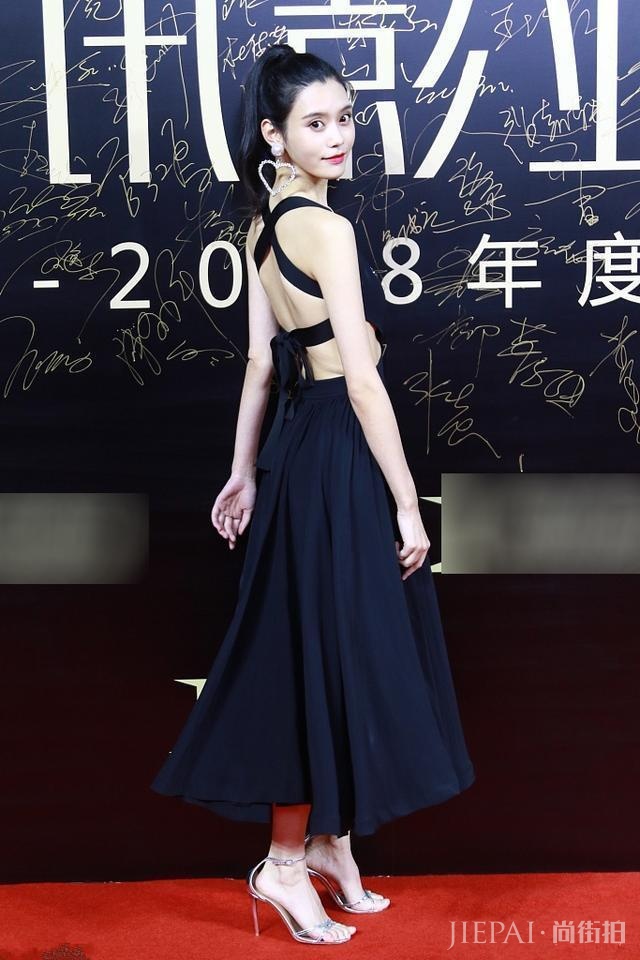 奚梦瑶侧身秀美背却忘打白，和脸比色差也明显了吧！