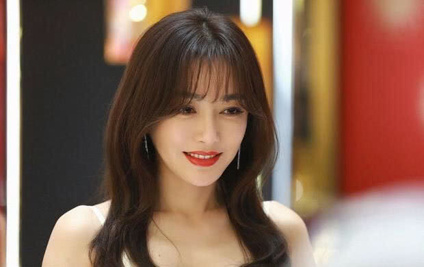 秦岚又换新发型，空气刘海甜到炸，气质女神秒变软萌少女