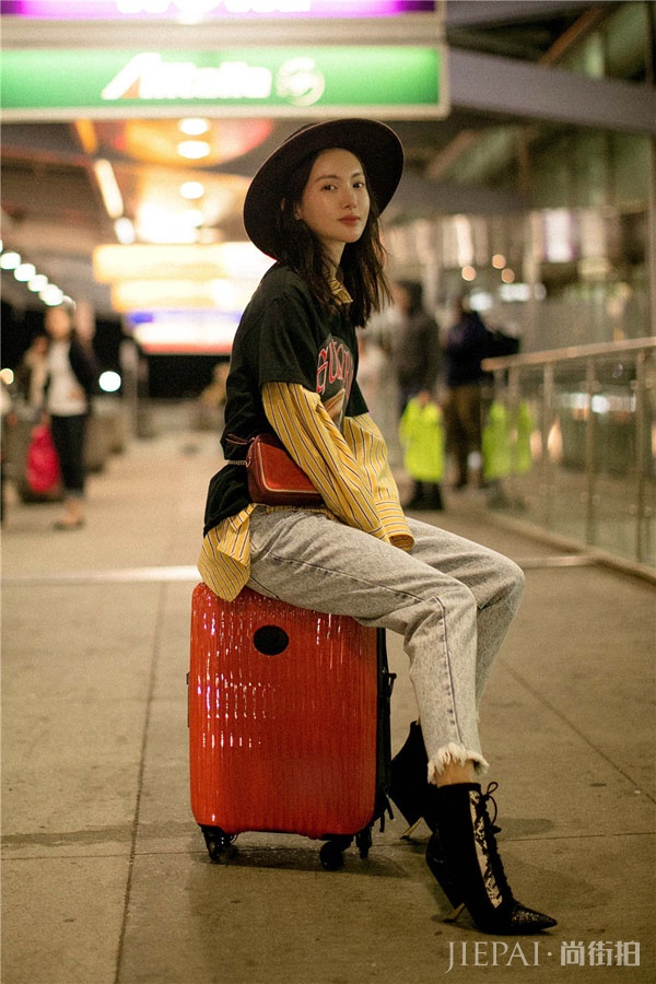 金晨纽约看秀归国 机场街拍变身摩登酷girl
