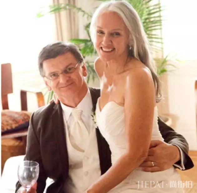 49岁才出道的超模 | 美人迟暮才是最高级的性感