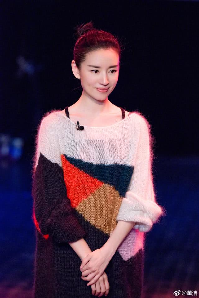 董洁身穿针织衫＋背带裤，38岁嫩回18岁，依旧是当年的冷清秋