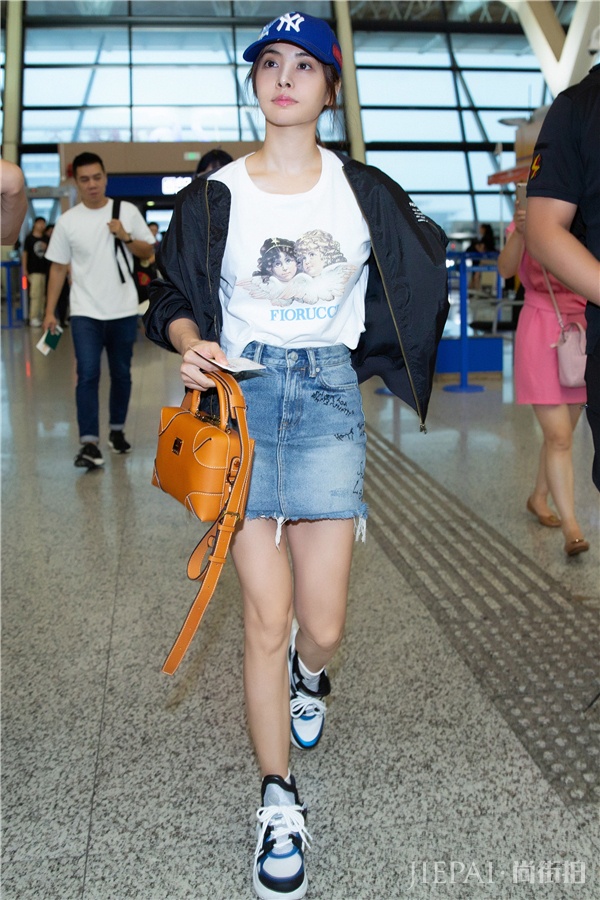 运动夹克+半身裙，活力少女风安排上了！