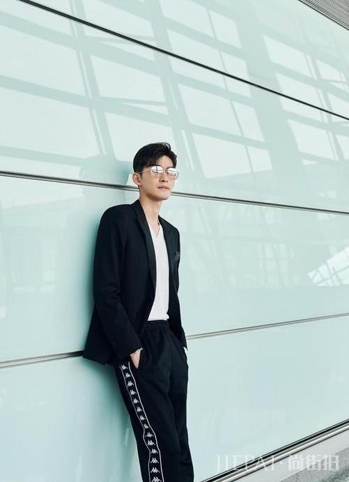 张翰分手后风格差太多 穿运动装清新帅气