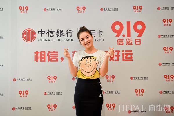 王菊打开幸运之门 笑容满满开放自信送粉丝福利