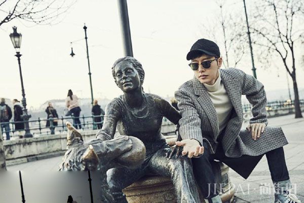 朴海镇拍摄现场尽显反差萌 搞怪pose摆不停