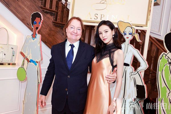 张予曦亮相伦敦时装周 气质长裙优雅尽显